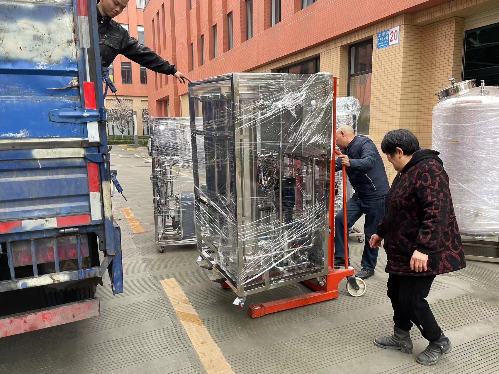 大型純水設備發(fā)貨現(xiàn)場