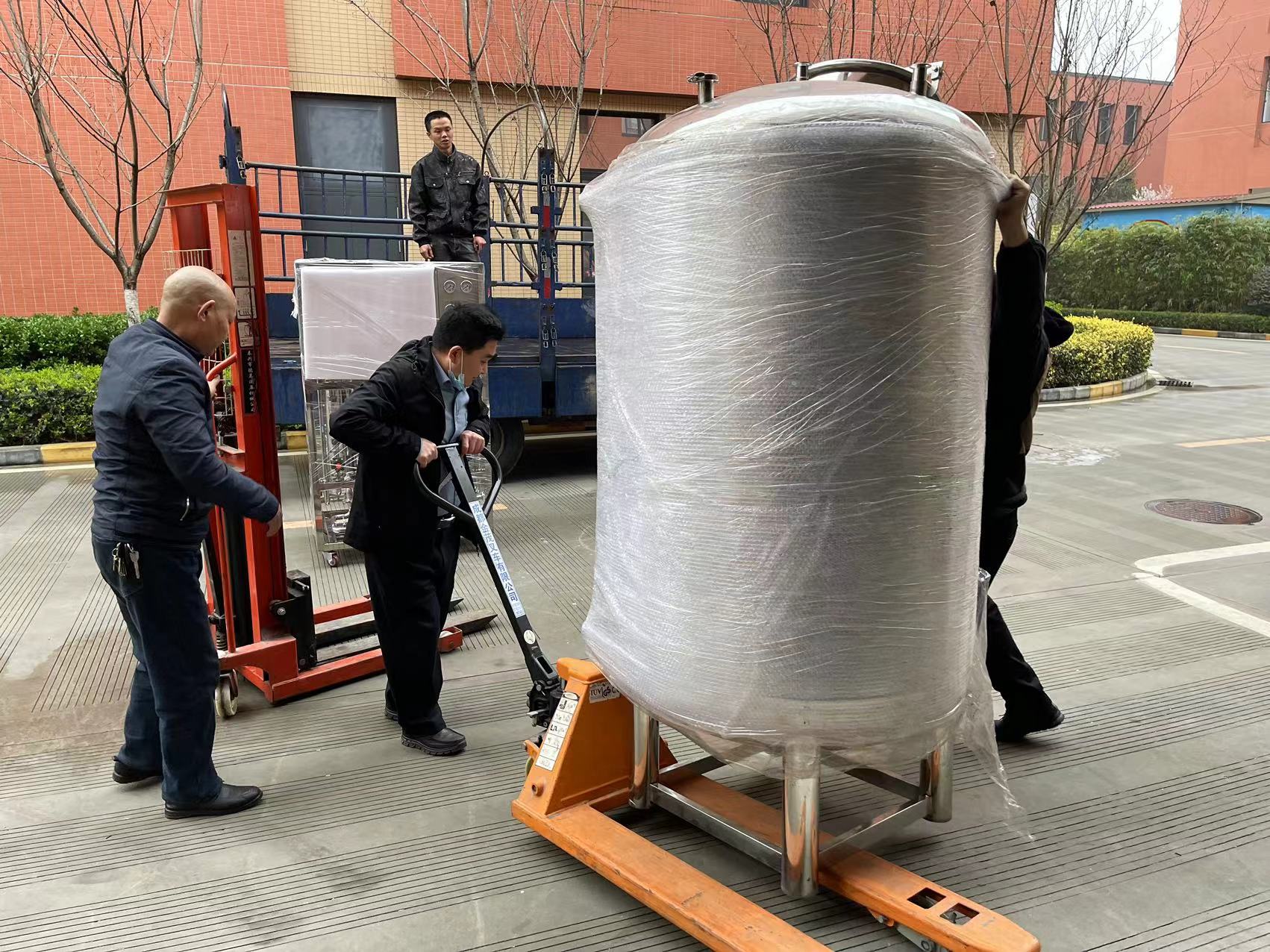 大型純水設備發(fā)貨現(xiàn)場