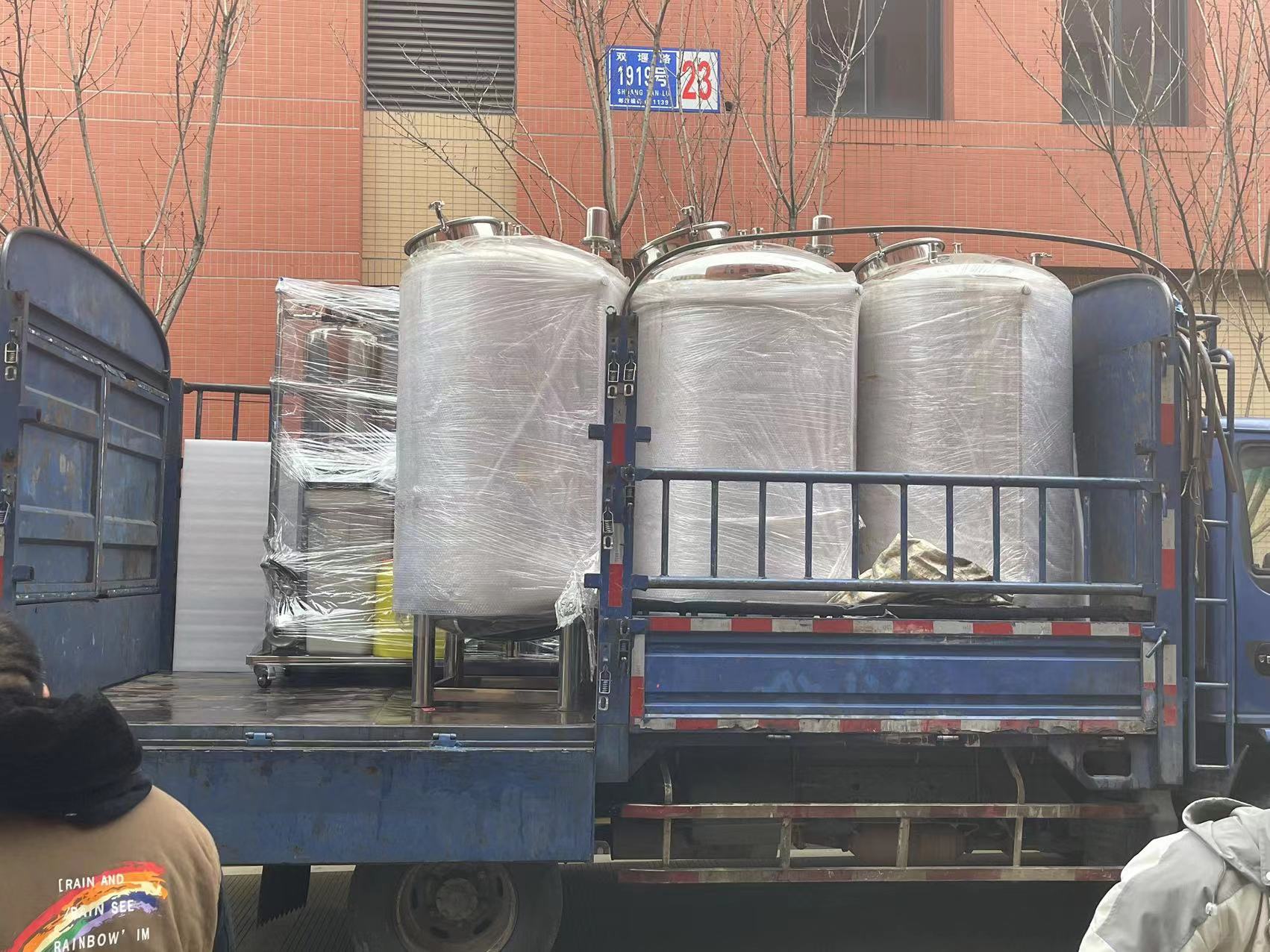 大型純水設備發(fā)貨現(xiàn)場